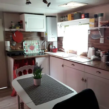 Camping Soleil Levant Aveyron مكان تخييم